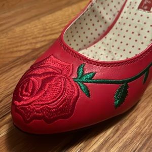 LIKE NEW BAIT RED EMBROIDERED ROSE 8 1/2 HEELS